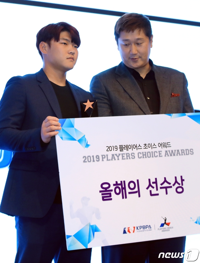 NC 박석민의 대리 수상자로 나선 NC 김찬형(좌)과 이대호 선수협 회장. /사진=뉴스1