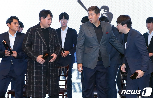 이대호 선수협 회장(가운데)이 2일 열린 선수협 시상식서 양현종과 양의지 등 상을 수상한 후배 선수들을 격려하고 있다. /사진=뉴스1