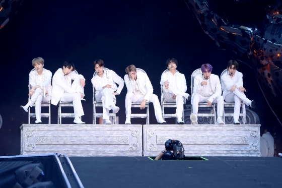 아이돌그룹 방탄소년단이 1일 오후 7시 30분(현지 시각) 영국 런던 웸블리 스타디움에서 'LOVE YOURSELF: SPEAK YOURSELF' 공연을 펼치고 있다. /사진제공=빅히트엔터테인먼트