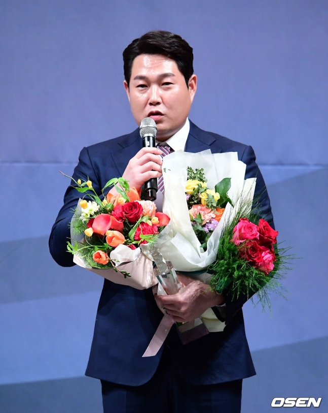 올해의 선수상을 수상한 NC 양의지.