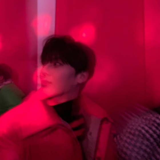 /사진=뉴이스트 황민현 인스타그램