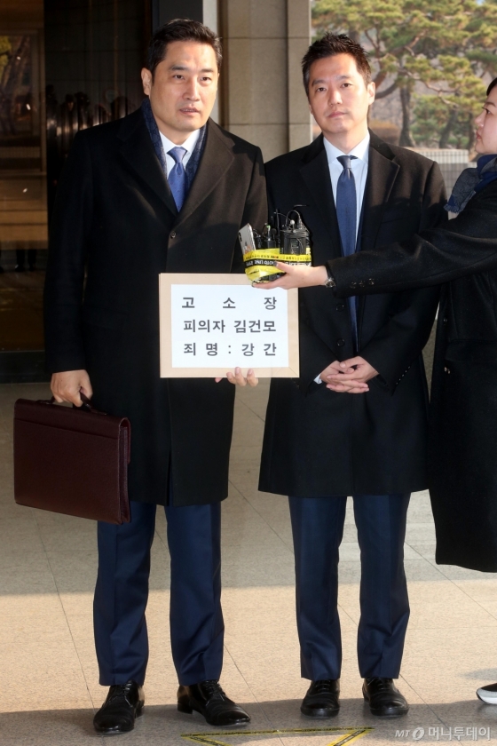 유튜브 채널 가로세로연구소의 강용석 변호사와 김세의 전 기자(왼쪽부터)가 9일 오전 서초구 서울지방법원 민원실에 가수 김건모의 성폭행 의혹에 대한 고소장을 접수하기에 앞서 취재진의 질문을 답하고 있다. /서울중앙지방검찰청=강민석 기자