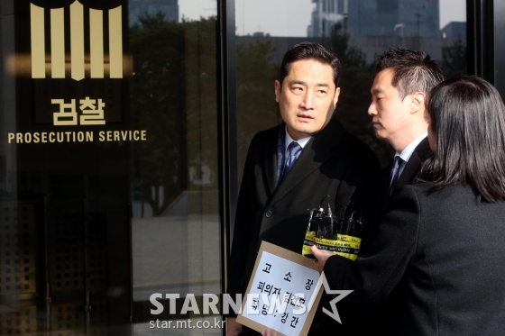 강용석 변호사(왼쪽), 김세의 전 mbc 기자가 9일 오전 가수 김건모의 성폭행 의혹 관련 고소장을 제출하기 위해 서울 서초구 서울중앙지방검찰청에 들어서고 있다.강용석은 제보를 통해 김건모가 논현동의 한 유흥주점에서 접대 여성 중 한 명을 성폭행 했다며 고소장을 제출했다. / 사진=강민석 기자 msphoto94@