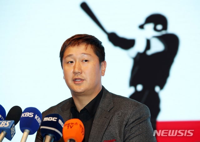 이대호 한국프로야구선수협회장이 지난 2일 오후 서울 강남구 임피리얼팰리스 서울 호텔에서 열린 2019 플레이어스 초이스 어워드 시상식을 마친 뒤 정기총회 관련 취재진 질문에 답하고 있다./사진=뉴시스