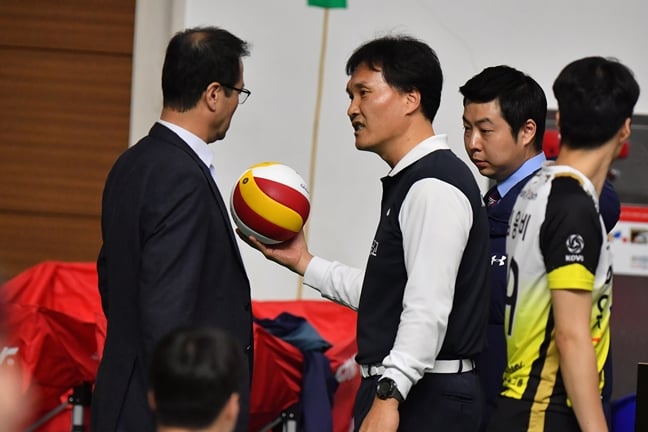 심판진이 사용구에 이상이 있음을 확인하고 있다./사진=KOVO