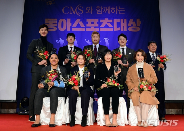 각 종목별 올해의 선수상 수상자들이 11일 서울 광화문 포시즌스호텔서울에서 열린 ‘CMS와 함께하는 2019 동아스포츠대상’ 시상식에서 기념촬영을 하고 있다. /사진=뉴시스(스포츠동아 제공)