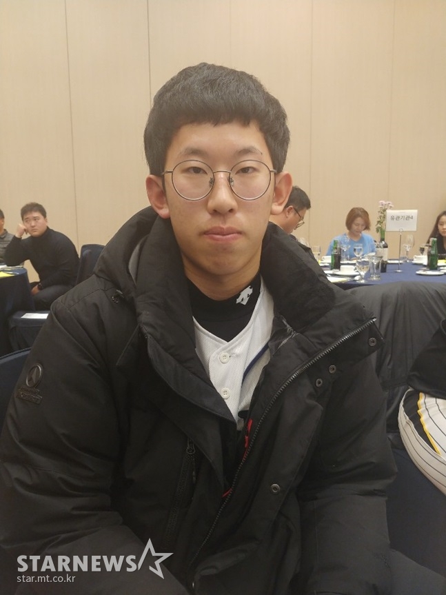2019 야구·소프트볼인의 밤에서 우수선수상을 수상한 유신고 허윤동. /사진=김동영 기자