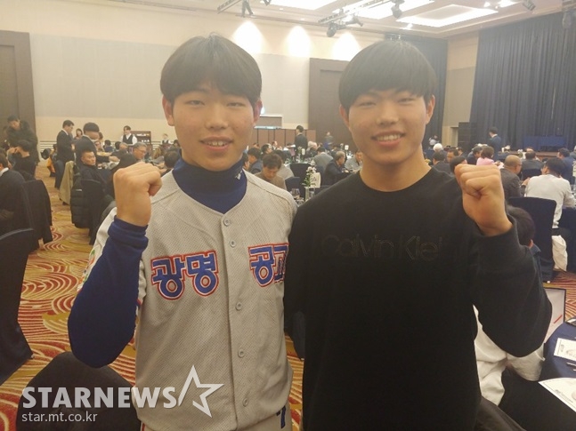 2019년 이영민 타격상 수상자 박정우(왼쪽)가 쌍둥이 동생 박정인과 포즈를 취했다. 프로에 지명받지는 못했지만, 박정우는 성균관대에서, 박정인은 독립구단에서 야구를 이어간다. /사진=김동영 기자