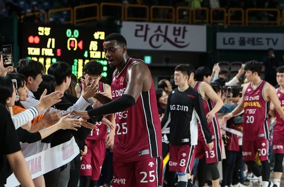 창원 LG의 팬 서비스. /사진=KBL