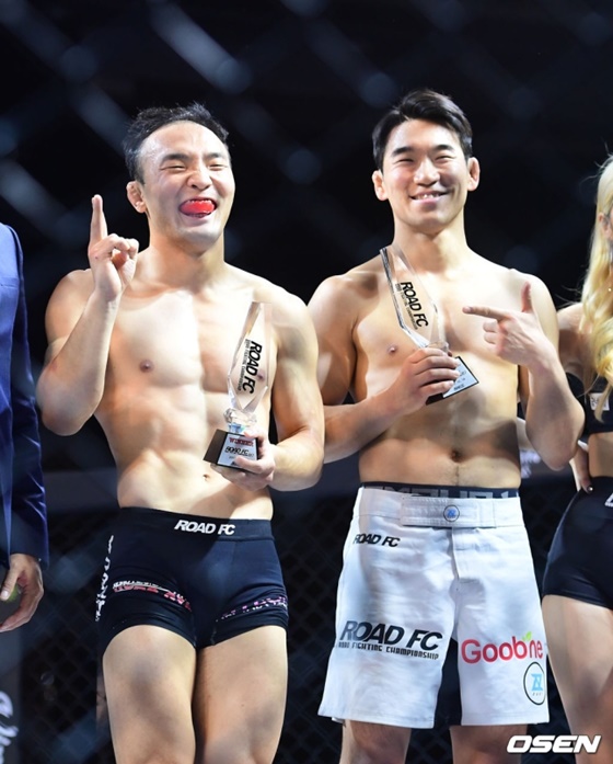 14일 서울 홍은동 그랜드힐튼호텔에서 굽네몰 ROAD FC 057 경기가 열렸다. 제6경기 -70kg 그래플링 매치에서 한국 김수철(왼쪽)과 이윤준이 승리를 거두며 기뻐하고 있다. /사진=OSEN