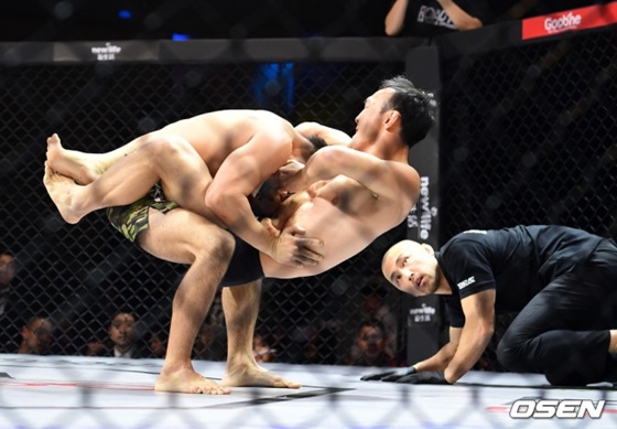 14일 서울 홍은동 그랜드힐튼호텔에서 굽네몰 ROAD FC 057 경기가 열렸다. 제6경기 연장 -70kg 그래플링 매치, 한국 김수철(오른쪽)이 일본 시미즈 윤이치에 승리를 거두고 있다. /사진=OSEN