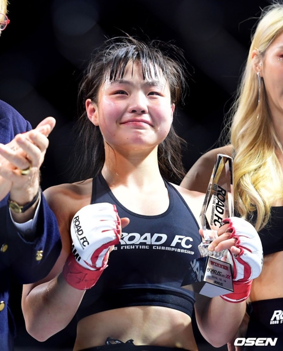 14일 서울 홍은동 그랜드힐튼호텔에서 굽네몰 ROAD FC 057 XX가 열렸다. 제1경기 -48kg 아톰급, 신유진이 김혜인에게 판정승을 거두며 기쁨의 눈물을 흘리고 있다. /사진=OSEN