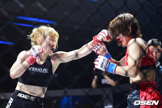 14일 서울 홍은동 그랜드힐튼 호텔에서 굽네몰 ROAD FC 057 XX가 열렸다. 제3경기 -49kg 계약체중, 홍윤하가 일본 에미 토미마츠와 경기를 펼치고 있다. 홍윤하는 만장일치 판정승을 거뒀다. /사진=OSEN