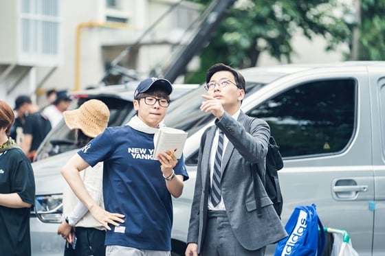 백승룡 PD와 배우 이동휘(사진 오른쪽)/사진제공=tvN