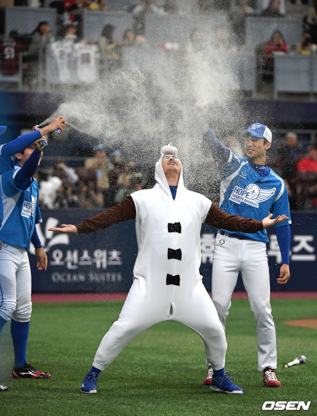올라프 분장을 하고 등장한 유희관(가운데).