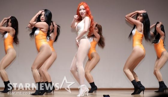 여성듀오 코코소리 소리가 4일 오후 서울 용산구 동자아트홀에서 열린 솔로 데뷔 싱글 'Touch' 쇼케이스에서 멋진 무대를 선보이고 있다.
신곡 'Touch'는 밝고 경쾌한 멜로디의 댄스 장르로 중독성 강한 후렴구가 인상적인 곡이다. / 사진=김창현 기자 chmt@