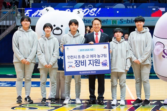 인천 신한은행 에스버드 여자농구단이 16일 열린 홈경기에서 연고지역 초,중,고 여자농구 육성을 위해 농구화, 트레이닝복 등 훈련용품 전달식을 가졌다. /사진=신한은행 에스버드