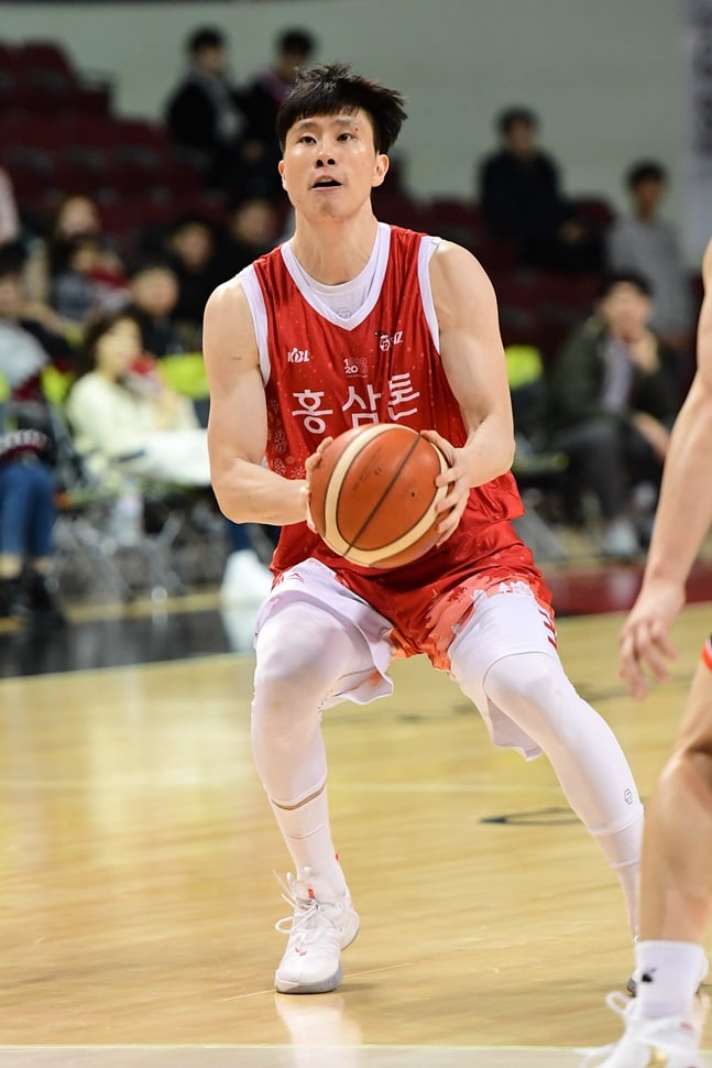 고감도 외곽포를 선보이며 팀 승리를 이끈 KGC 박형철. /사진=KBL 제공
