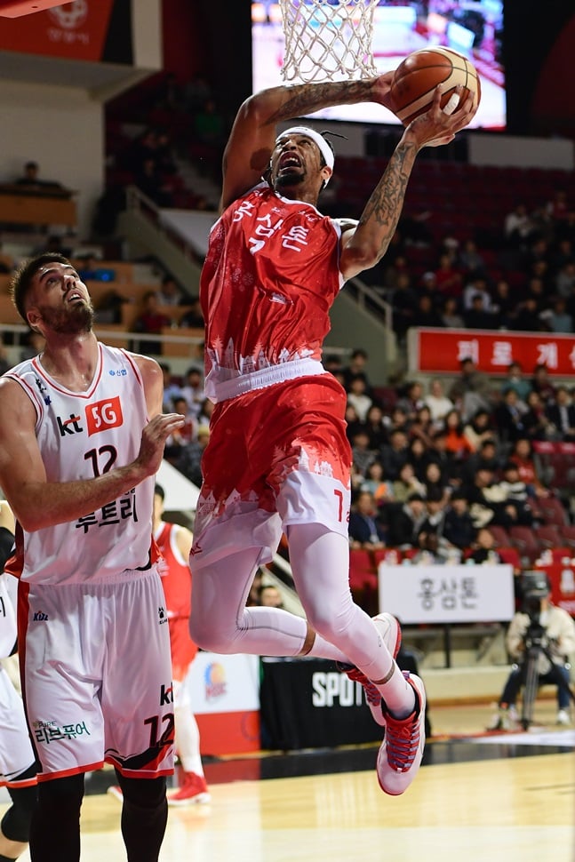 안팎에서 맹활약하며 팀 승리를 이끈 크리스 맥컬러. /사진=KBL 제공