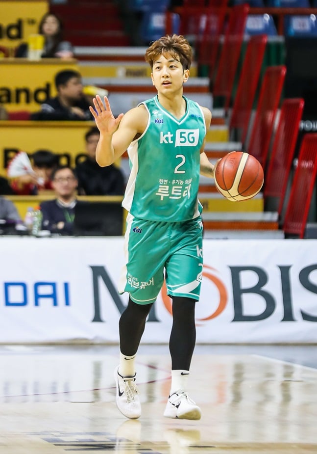 허벅지 부상에서 이탈한 부산 KT 가드 허훈. /사진=KBL 제공