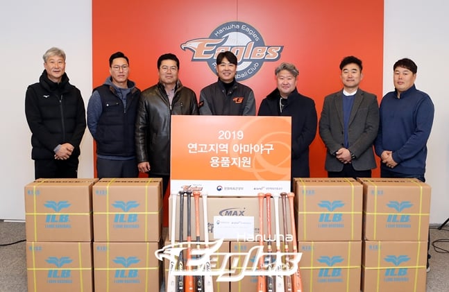 정민철 한화 단장(가운데)이 연고지역 학교 야구용품 전달식에 나서고 있다. /사진=한화 이글스 제공