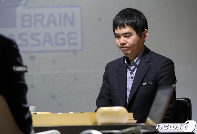 이세돌 9단이 18일 서울 강남구 바디프랜드 사옥에서 토종 AI 한돌과 대국을 펼치고 있다. /사진=뉴스1