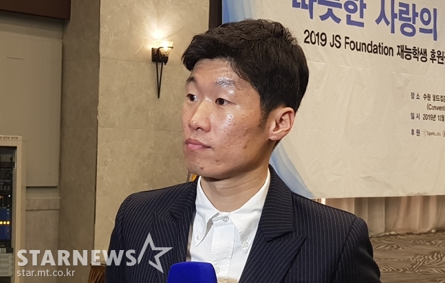 박지성이 19일 취재진의 질문을 경청하고 있다. /사진=박수진 기자