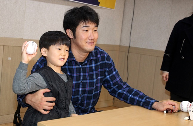 SK 와이번스의 '희망짓기' 공부방 개관식에 참석한 박종훈. /사진=SK 와이번스 제공