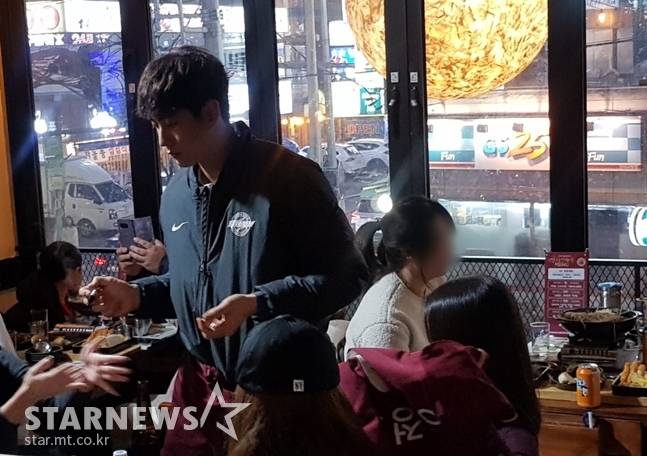 팬에게 사인을 해주고 있는 이정후. /사진=박수진 기자