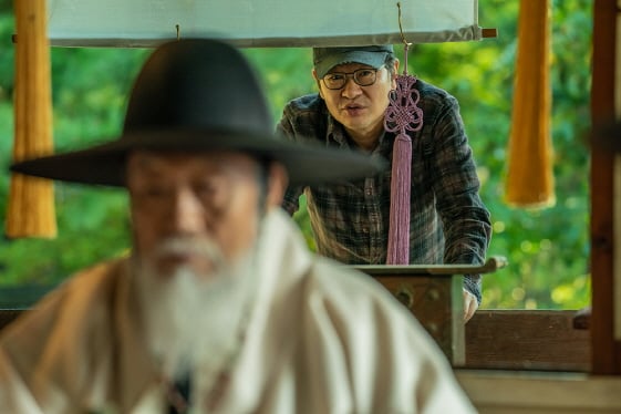 영의정을 연기한 신구 뒤에서 디렉션을 하는 허진호 감독/'천문' 스틸