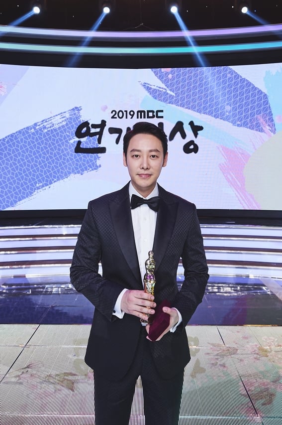 '특별근로감독관 조장풍'으로 연기대상을 수상한 김동욱 / 사진제공=MBC