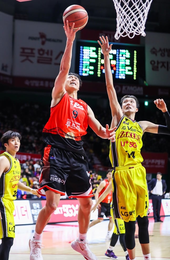 팀 내 최다득점을 기록하며 KT의 승리를 이끈 '캡틴' 김영환(가운데). /사진=KBL 제공