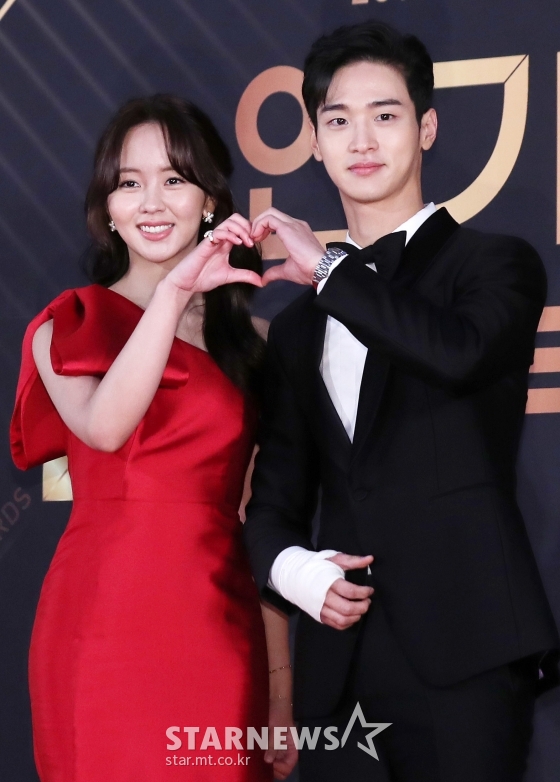 배우 김소현, 장동윤이 31일 오후 서울 영등포구 KBS 신관홀에서 진행된 KBS 연기대상 레드카펫에 참석해 포즈를 취하고 있다. / 사진=김휘선 기자 hwijpg@