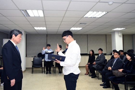 금지우(가운데) 초단이 낭독하는 모습. /사진=한국기원 제공
