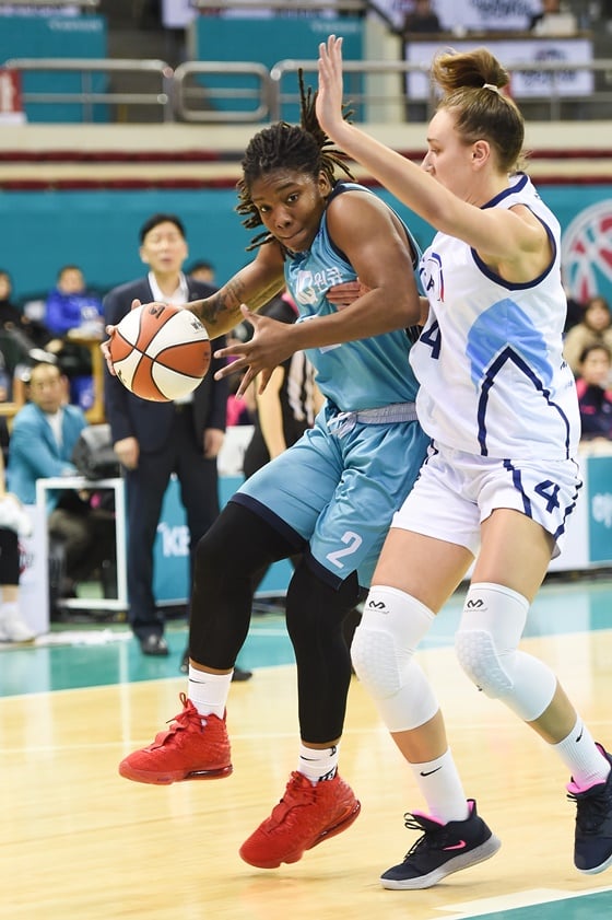 마이샤(왼쪽)가 공격을 시도하고 있다. /사진=WKBL