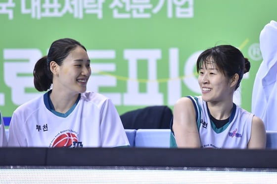 강이슬(왼쪽)과 고아라. /사진=WKBL