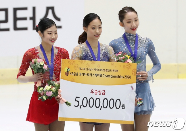 유영(가운데), 이해인(왼쪽), 김예림(오른쪽)이 5일 경기도 의정부 실내빙상장에서 열린 KB금융 코리아 피겨스케이팅 챔피언십 2020(제 74회 전국남녀 피겨스케이팅 종합선수권대회)에서 1·2·3위를 차지한 후 기념사진을 찍고 있다. /사진=뉴스1