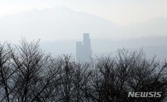 소한을 하루 앞둔 5일 서울 남산에서 바라본 도심. /사진제공=뉴시스
