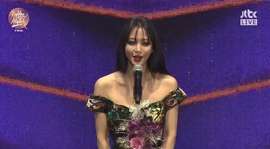한예슬은 5일 오후 서울 고척스카이돔에서 열린 '제34회 골든디스크어워즈 with 틱톡' 음반 부문 시상식에서 틱톡 골든디스크 인기상 시상자로 무대에 올랐다. /사진='골든디스크어워즈' 방송 화면