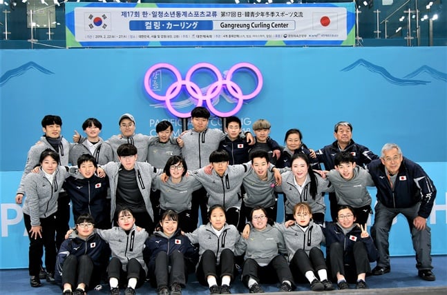 2019년 제17회 한일 청소년동계스포츠교류 초청 사업 컬링 종목 참가자들. /사진=대한체육회