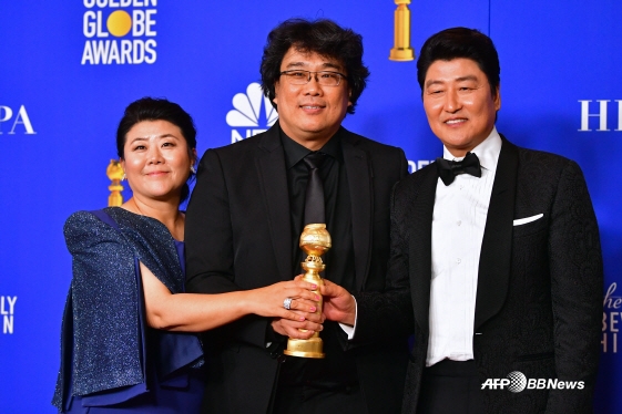 봉준호 감독과 이정은, 송강호가 한국영화 최초로 미국 골든글로브 시상식에서 '기생충'으로 외국어영화상을 탄 뒤 포즈를 취하고 있다./AFPBBNews=뉴스1