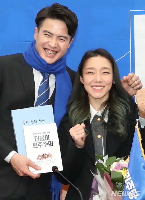 더불어민주당 다섯번째 영입인재인 오영환 소방관과 부인인 김자인 스포츠 클라이밍 국가대표 선수가 포즈를 취하고 있다. /사진제공=뉴시스