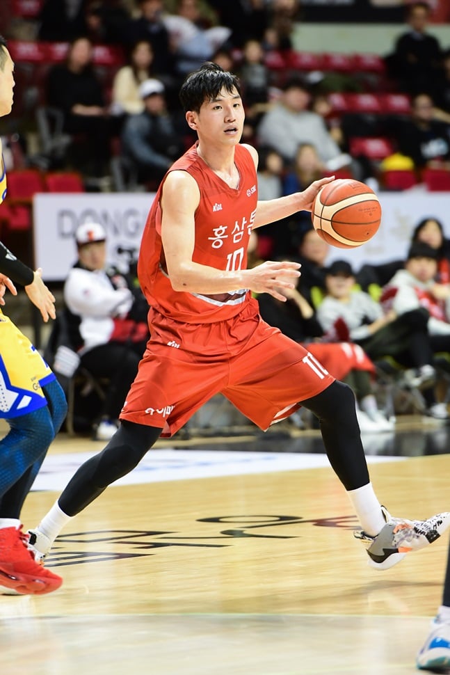 3점슛 6방을 꽂으며 팀 승리를 이끈 KGC 문성곤. /사진=KBL 제공