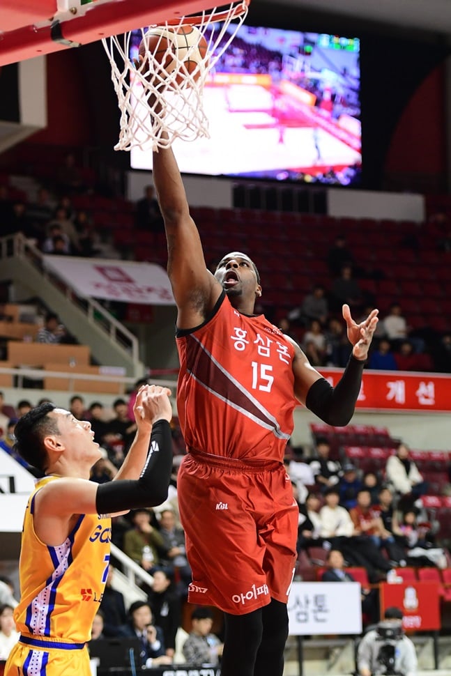 골밑을 지배하며 팀 승리를 이끈 브랜든 브라운. /사진=KBL 제공