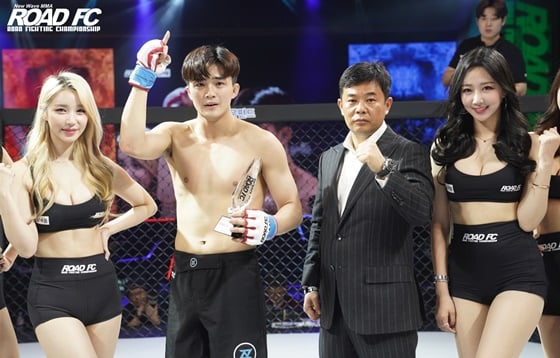 김산(왼쪽에서 두 번째). /사진=로드FC 제공
