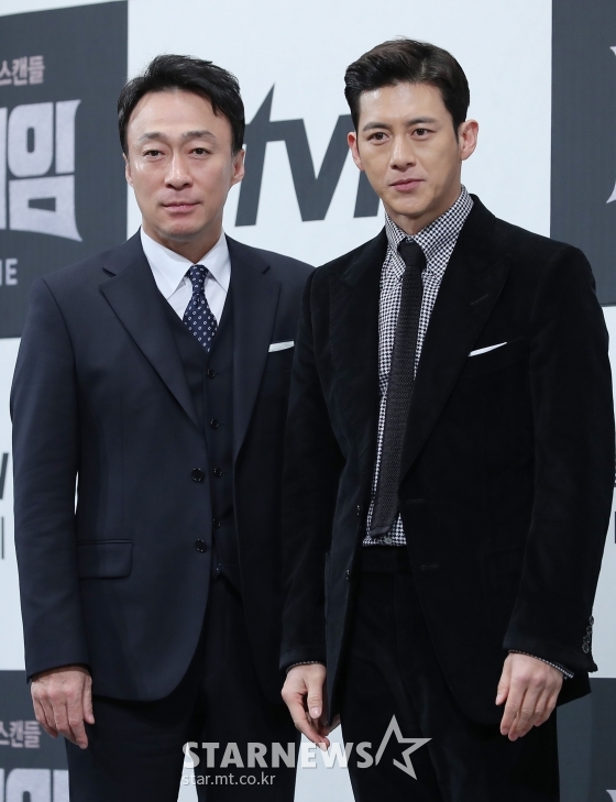 배우 이성민(왼쪽), 고수가 8일 오후 강남구 임피리얼팰리스서울에서 열린 tvN 드라마 '머니게임' 제작발표회에서 포즈를 취하고 있다. / 사진=이기범 기자 leekb@