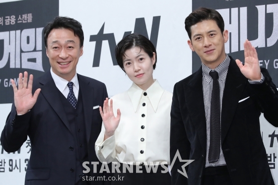 배우 이성민(왼쪽), 심은경, 고수가 8일 오후 강남구 임피리얼팰리스서울에서 열린 tvN 드라마 '머니게임' 제작발표회에서 포즈를 취하고 있다. / 사진=이기범 기자 leekb@