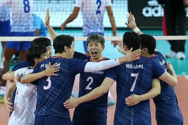 남자 배구 대표팀이 환호하고 있다./사진=FIVB