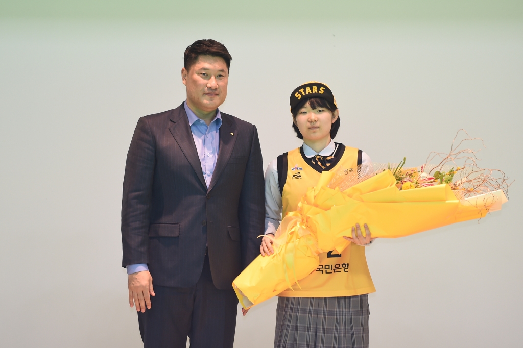 안덕스 KB스타즈 감독(왼쪽)과 허예은. /사진=WKBL 제공