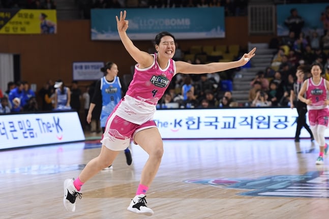 3점슛을 성공시킨 뒤 기뻐하는 박지수. /사진=WKBL 제공
